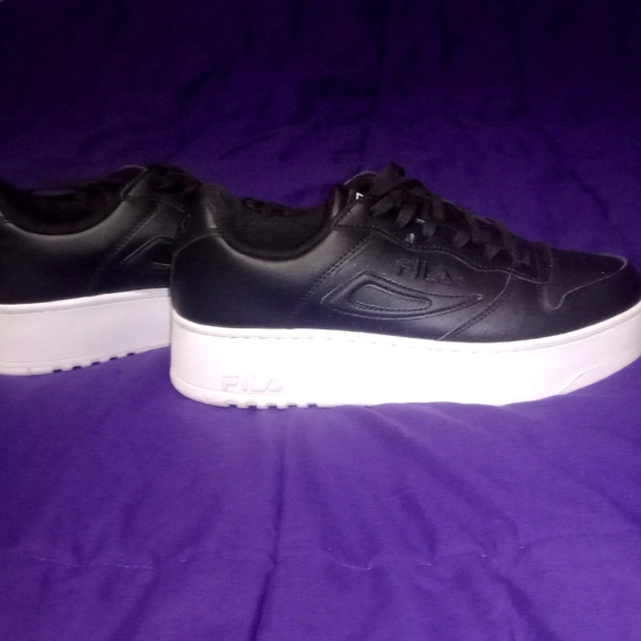 Women 9.5 Platform Fila sneakers Worn Once - Picture 1 of 2